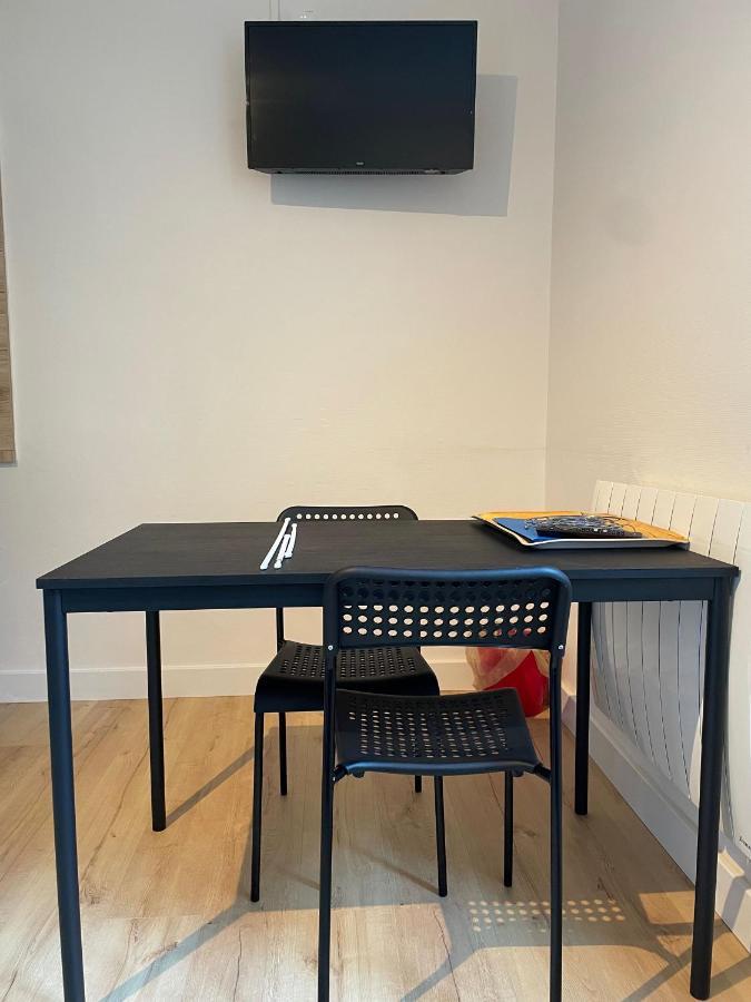 Meuble De Tourisme Dans Parc Arbore 1000M2 - Sejour-La-Roche Eperon ลาโรช-โพเซย์ ห้อง รูปภาพ