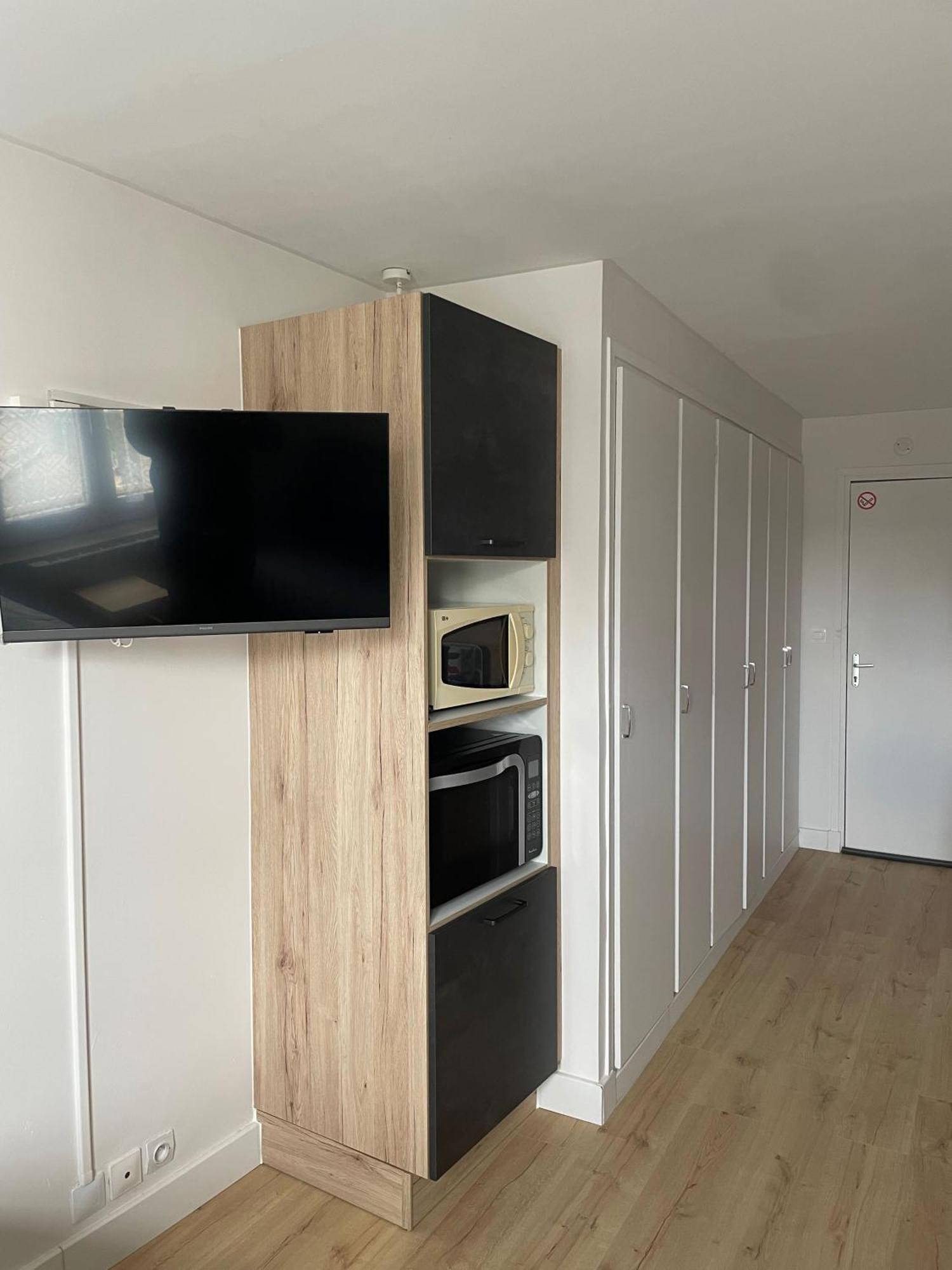 Meuble De Tourisme Dans Parc Arbore 1000M2 - Sejour-La-Roche Eperon ลาโรช-โพเซย์ ห้อง รูปภาพ
