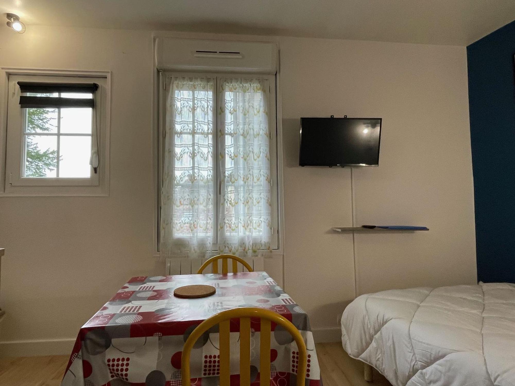 Meuble De Tourisme Dans Parc Arbore 1000M2 - Sejour-La-Roche Eperon ลาโรช-โพเซย์ ห้อง รูปภาพ
