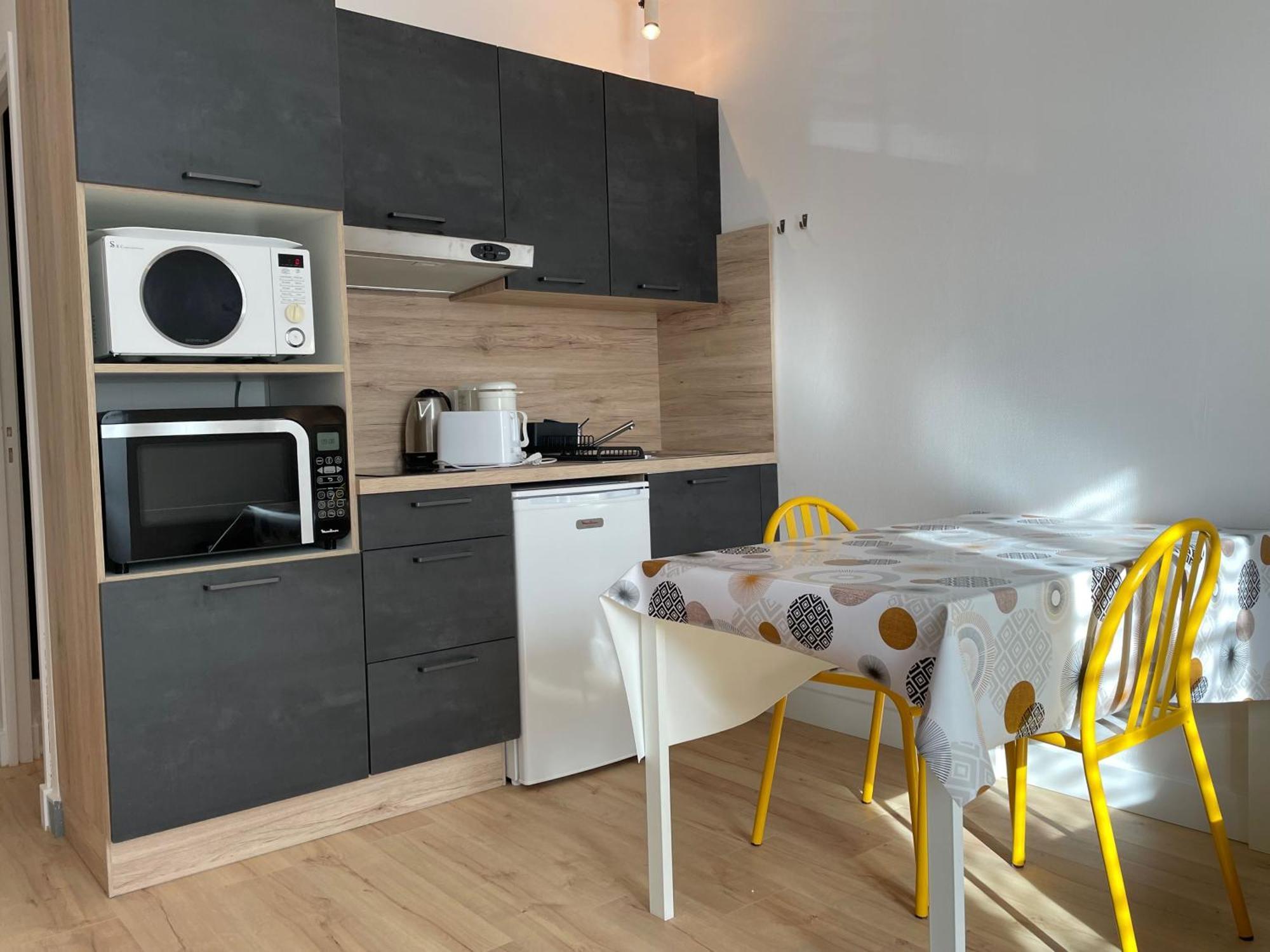 Meuble De Tourisme Dans Parc Arbore 1000M2 - Sejour-La-Roche Eperon ลาโรช-โพเซย์ ห้อง รูปภาพ