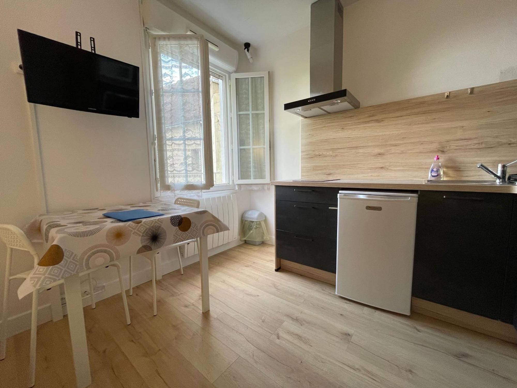 Meuble De Tourisme Dans Parc Arbore 1000M2 - Sejour-La-Roche Eperon ลาโรช-โพเซย์ ห้อง รูปภาพ