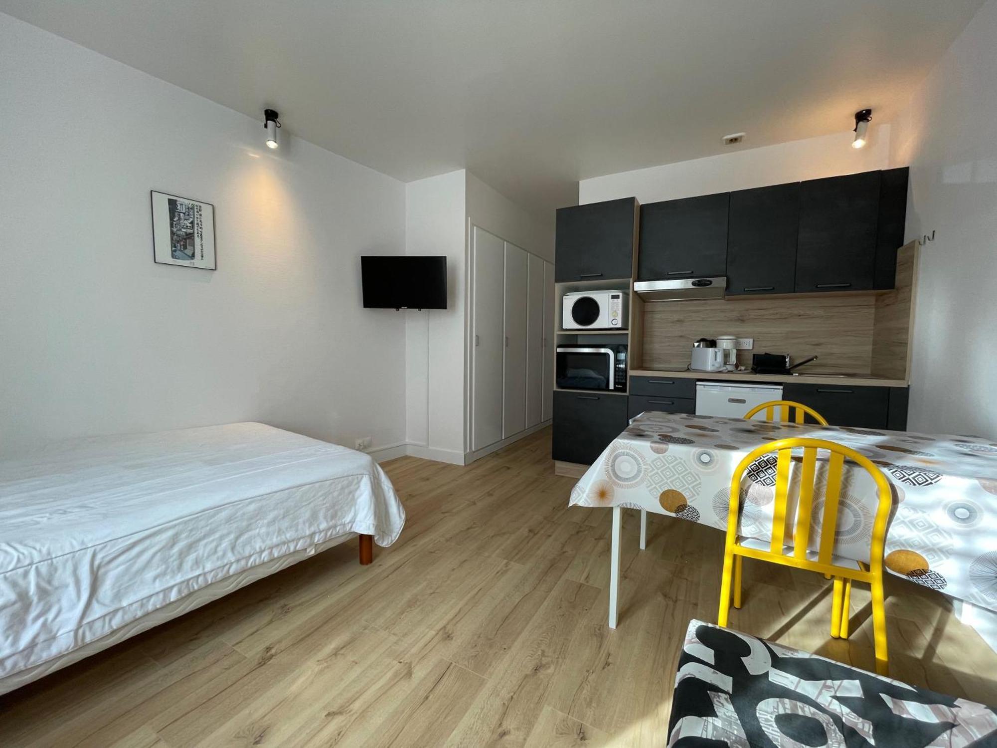 Meuble De Tourisme Dans Parc Arbore 1000M2 - Sejour-La-Roche Eperon ลาโรช-โพเซย์ ห้อง รูปภาพ